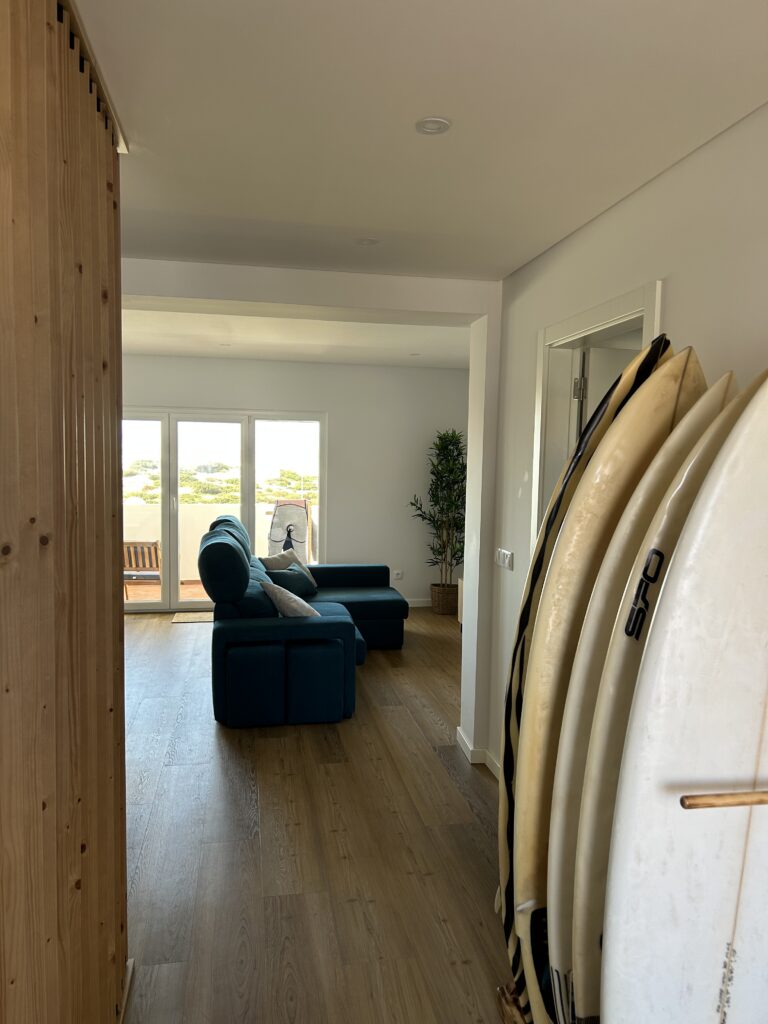 Spacious living room at Euthymia Surf House, Baleal