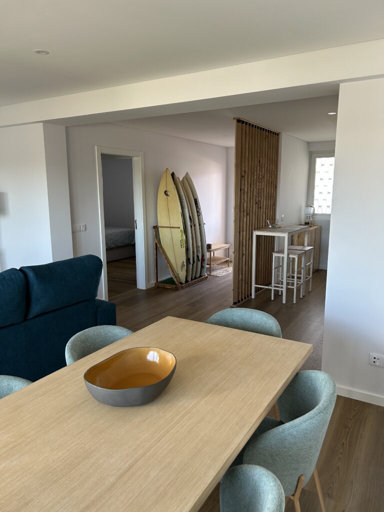 Spacious dining space and living room at Euthymia Surf House, Baleal