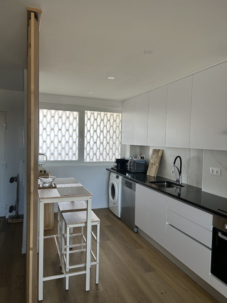 Fully equipped kitchen at Euthymia Surf House, Baleal