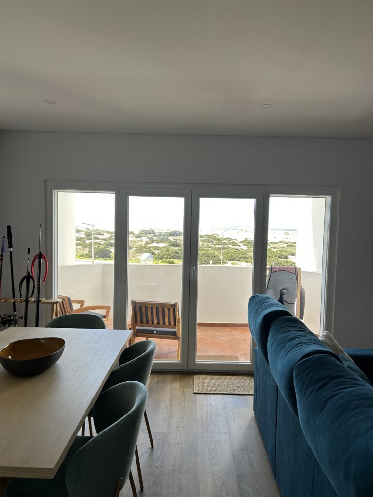 Living room with sea view at Euthymia Surf House, Baleal